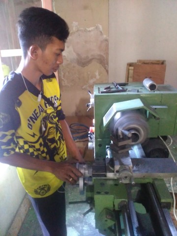 Peserta Kursus Korter Bengkel NBS Jogja Asal Palu Belajar Teknik Bubut Silinder Mentah
