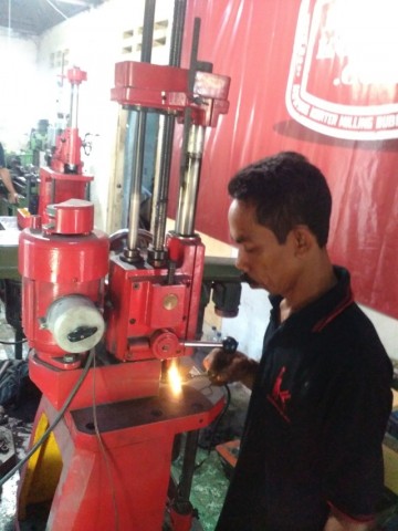 Peserta Dari Bontang Kalimantan Timur Sedang Melakukan Boring Silinder Menggunakan Mesin Korter