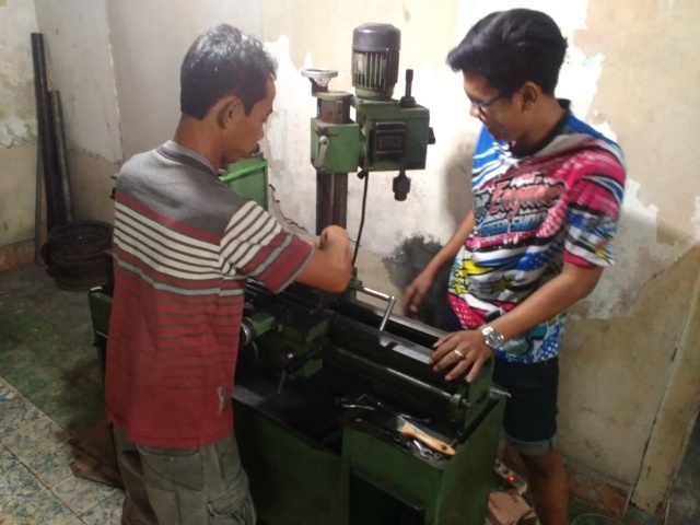Proses Miling Atau Membuat Lubang Hisap Dan Lubang Buang Di Boring Motor 2 Tak