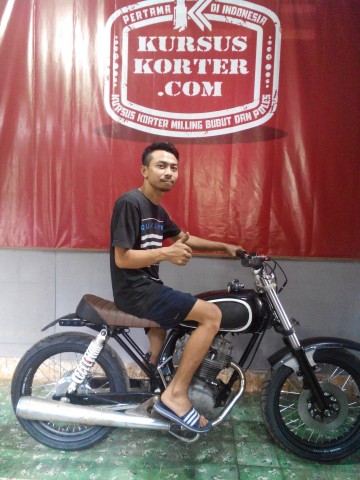 Peserta kursuskorter.com, Dana Hartawan dari Lombok sedang belajar mengoperasikan mesin korter dan mesin poles